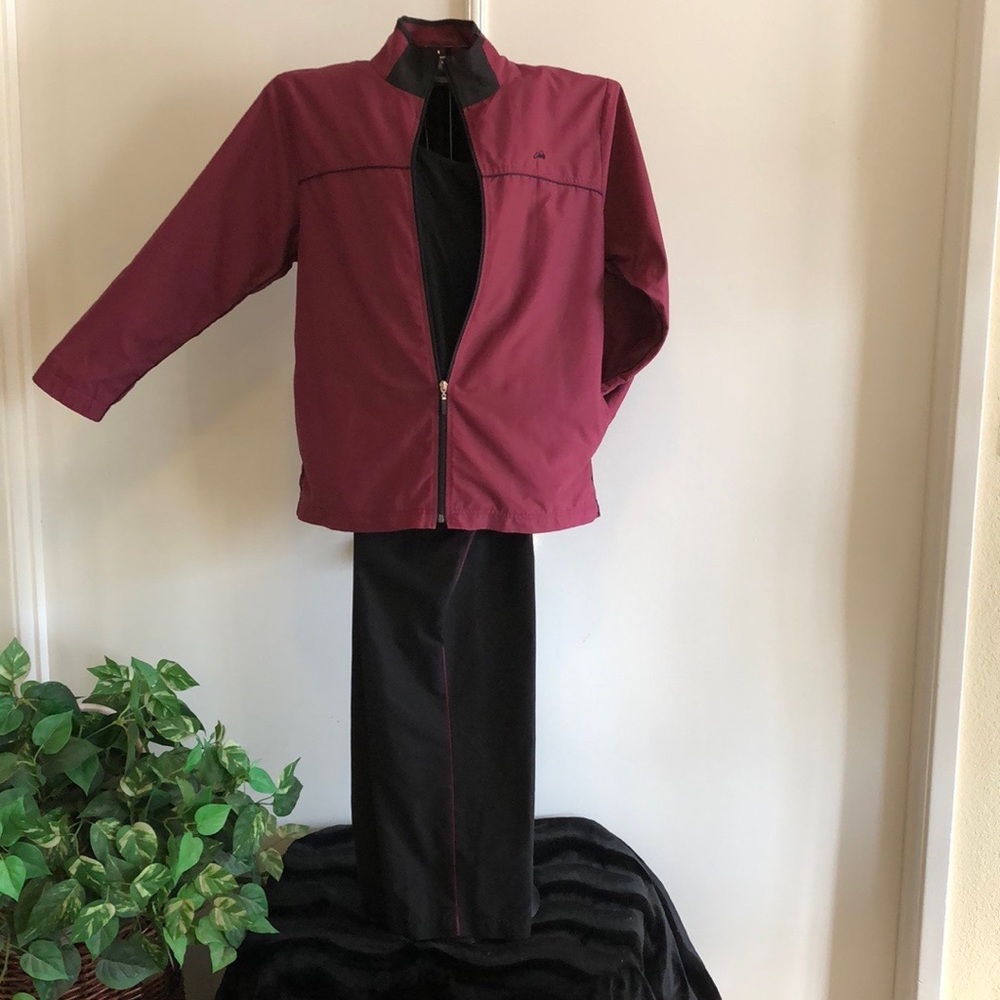 AVIA 2-pc jogger tracksuit. Suitable to wear both indoor & outdoor. Size L